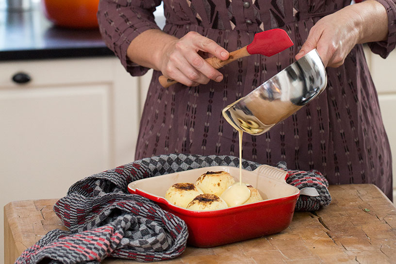 Appels die worden overgegoten met vanillevla